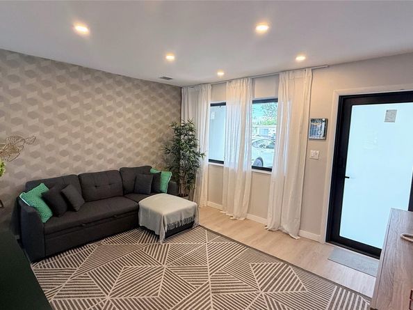 433 NW 15th Way, Fort Lauderdale FL 33311