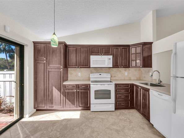 3246 Carambola Cir 3246, Pompano Beach FL 33066