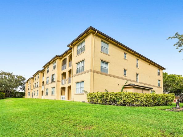 2100 Greenview Shores Boulevard 523, Wellington FL 33414