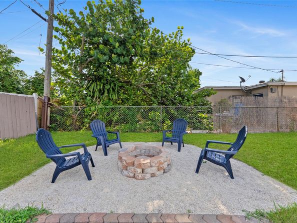 7021 SW 12th St, Pembroke Pines FL 33023