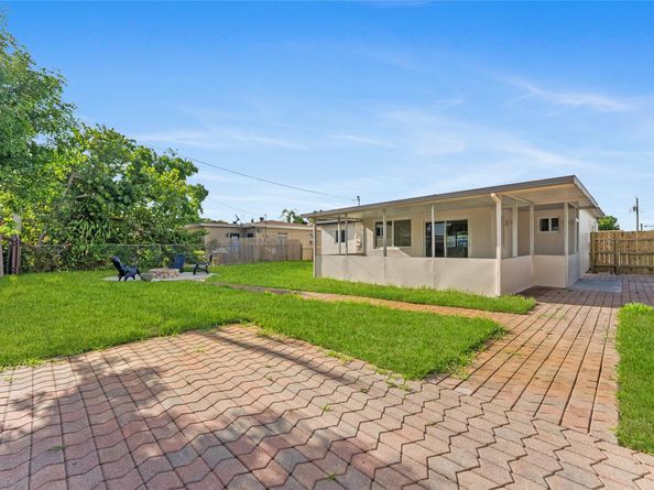 7021 SW 12th St, Pembroke Pines FL 33023