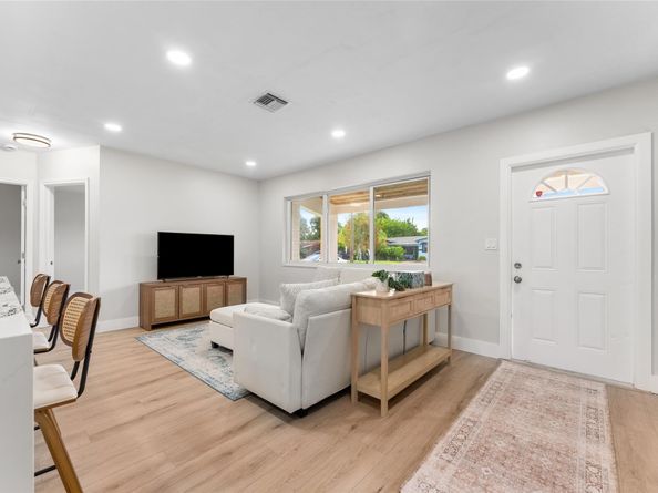 7021 SW 12th St, Pembroke Pines FL 33023