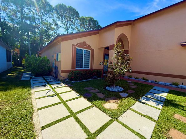 150 Paddock Lane, Greenacres FL 33413