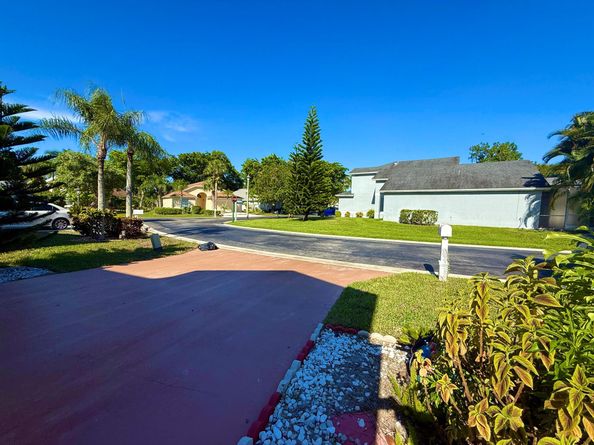 150 Paddock Lane, Greenacres FL 33413