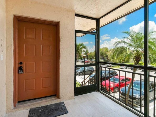 341 Lakeview Drive 203, Weston FL 33326