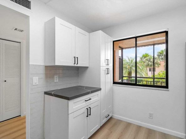 341 Lakeview Drive 203, Weston FL 33326