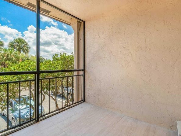 341 Lakeview Drive 203, Weston FL 33326