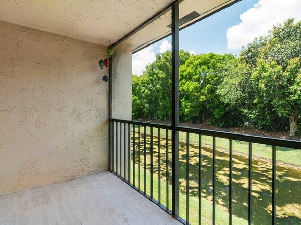 341 Lakeview Drive 203, Weston FL 33326