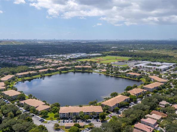 5021 Wiles Rd 202, Coconut Creek FL 33073