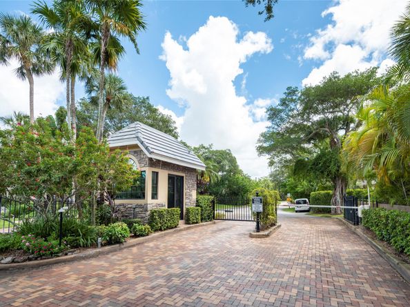 3508 Wildflower Dr, Coral Springs FL 33065