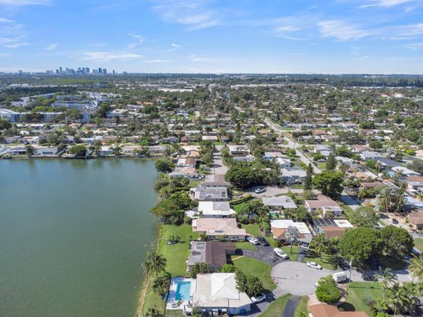 1774 NW 39th Pl, Oakland Park FL 33309