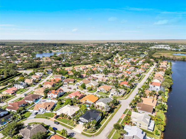 960 NW 201st Ter, Pembroke Pines FL 33029