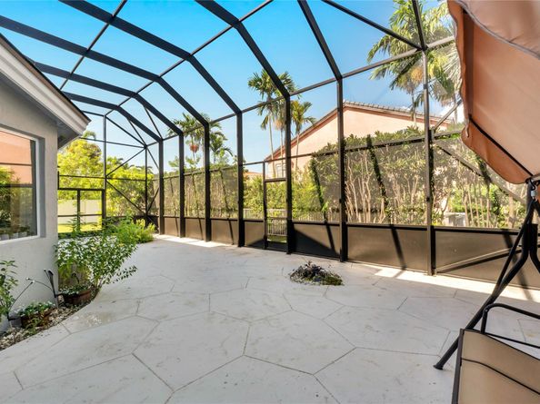 960 NW 201st Ter, Pembroke Pines FL 33029