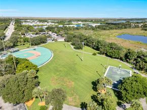 960 NW 201st Ter, Pembroke Pines FL 33029
