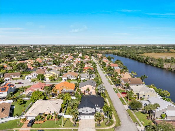 960 NW 201st Ter, Pembroke Pines FL 33029