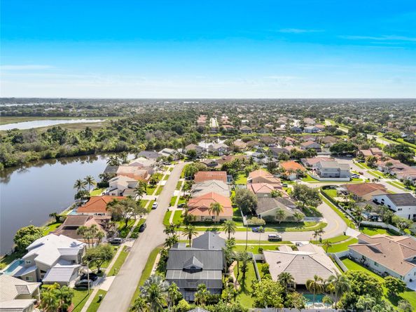 960 NW 201st Ter, Pembroke Pines FL 33029