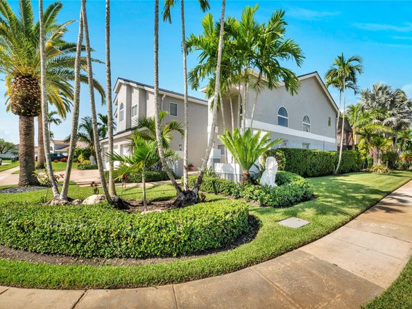 960 NW 201st Ter, Pembroke Pines FL 33029
