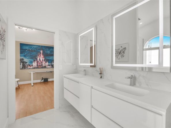 960 NW 201st Ter, Pembroke Pines FL 33029