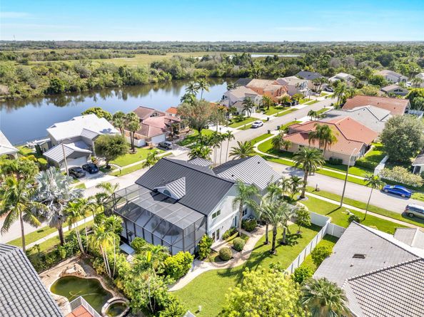 960 NW 201st Ter, Pembroke Pines FL 33029