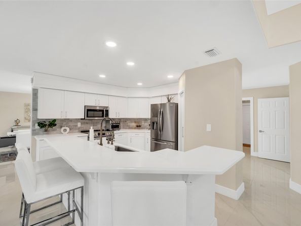 960 NW 201st Ter, Pembroke Pines FL 33029
