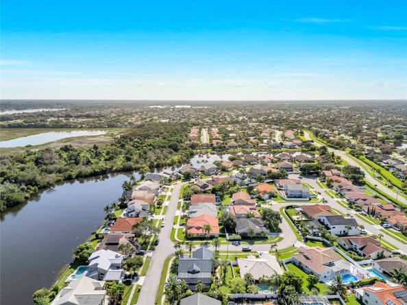 960 NW 201st Ter, Pembroke Pines FL 33029