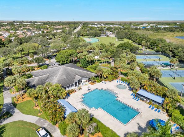 960 NW 201st Ter, Pembroke Pines FL 33029