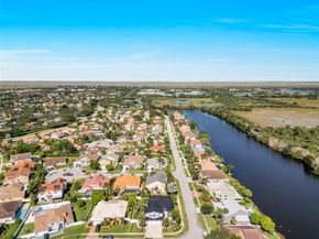 960 NW 201st Ter, Pembroke Pines FL 33029