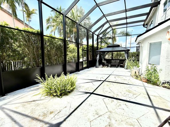 960 NW 201st Ter, Pembroke Pines FL 33029
