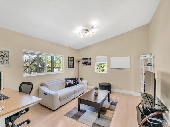 960 NW 201st Ter, Pembroke Pines FL 33029
