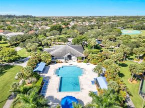960 NW 201st Ter, Pembroke Pines FL 33029