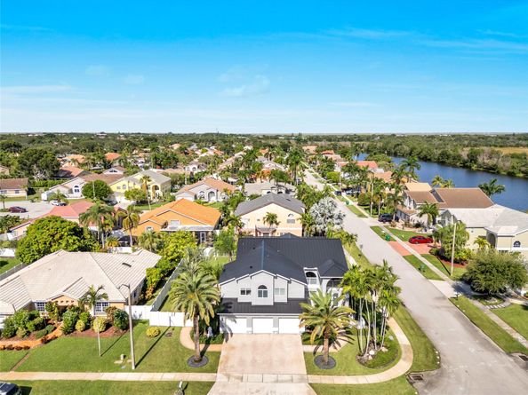 960 NW 201st Ter, Pembroke Pines FL 33029