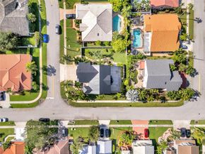 960 NW 201st Ter, Pembroke Pines FL 33029
