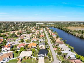 960 NW 201st Ter, Pembroke Pines FL 33029
