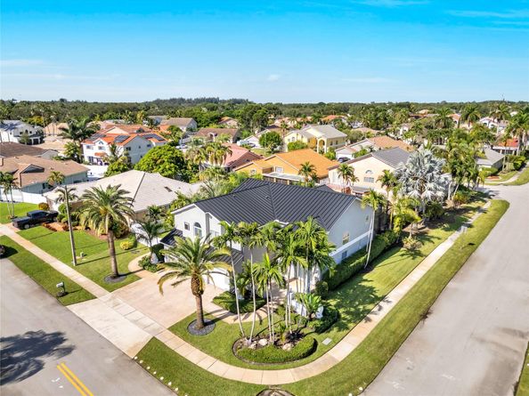 960 NW 201st Ter, Pembroke Pines FL 33029