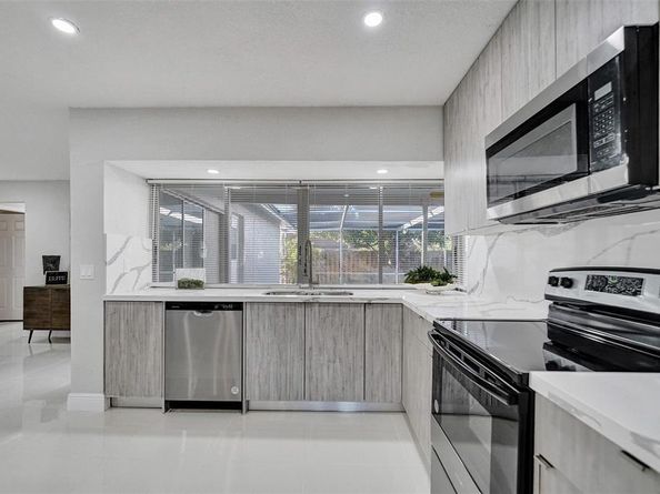 8800 NW 5th St, Pembroke Pines FL 33024