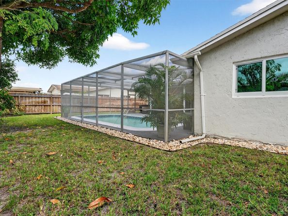 8800 NW 5th St, Pembroke Pines FL 33024