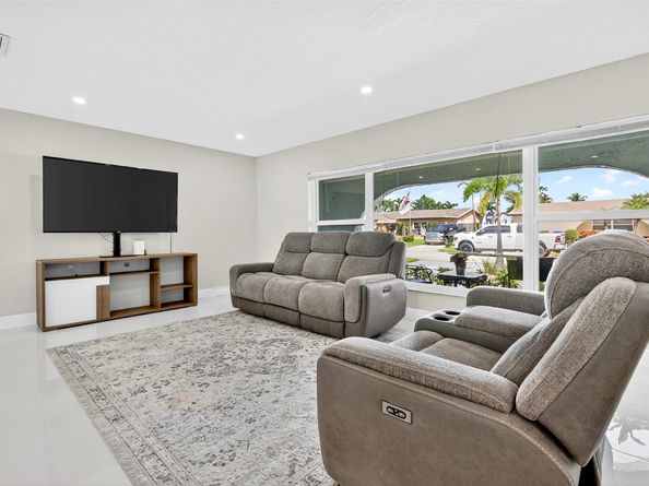 8800 NW 5th St, Pembroke Pines FL 33024