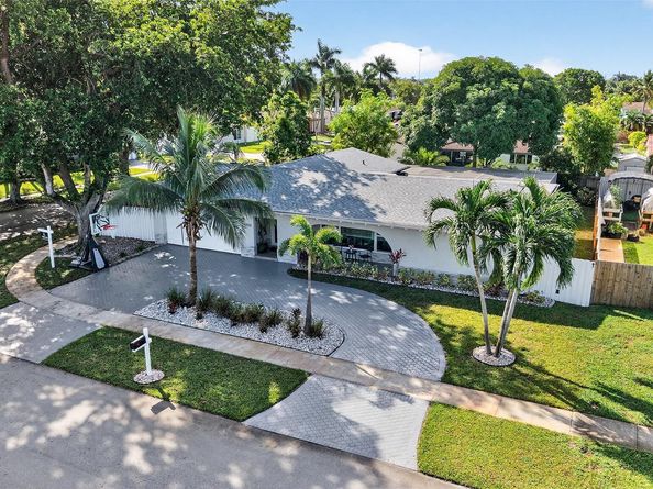 8800 NW 5th St, Pembroke Pines FL 33024