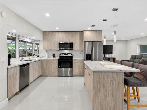 8800 NW 5th St, Pembroke Pines FL 33024