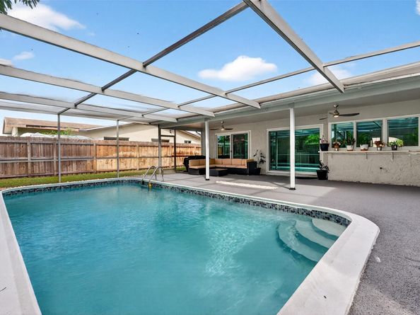 8800 NW 5th St, Pembroke Pines FL 33024