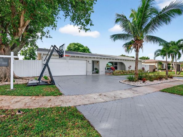 8800 NW 5th St, Pembroke Pines FL 33024