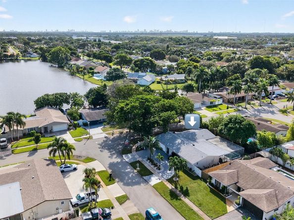 8800 NW 5th St, Pembroke Pines FL 33024