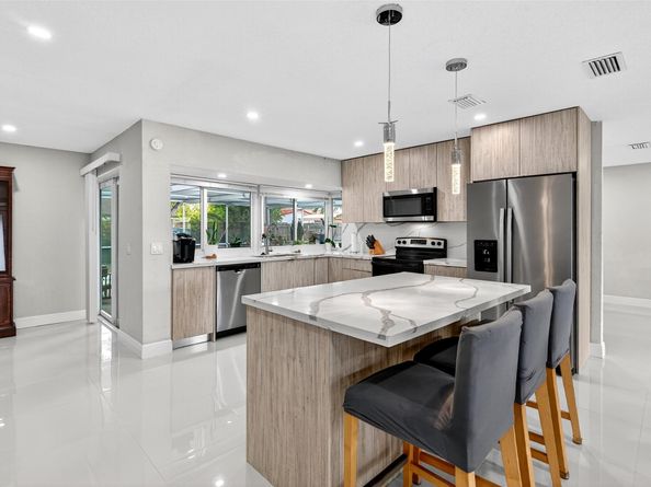 8800 NW 5th St, Pembroke Pines FL 33024