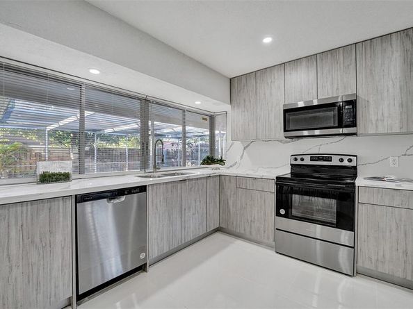 8800 NW 5th St, Pembroke Pines FL 33024