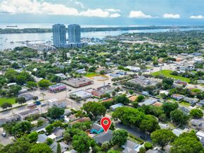 627 47th St, West Palm Beach FL 33407