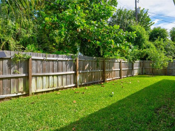 627 47th St, West Palm Beach FL 33407