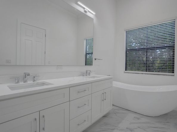 8504 NW 37th Ct, Pembroke Pines FL 33024