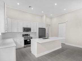 8504 NW 37th Ct, Pembroke Pines FL 33024