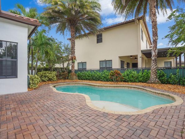 8504 NW 37th Ct, Pembroke Pines FL 33024