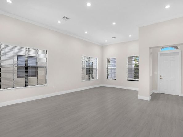 8504 NW 37th Ct, Pembroke Pines FL 33024